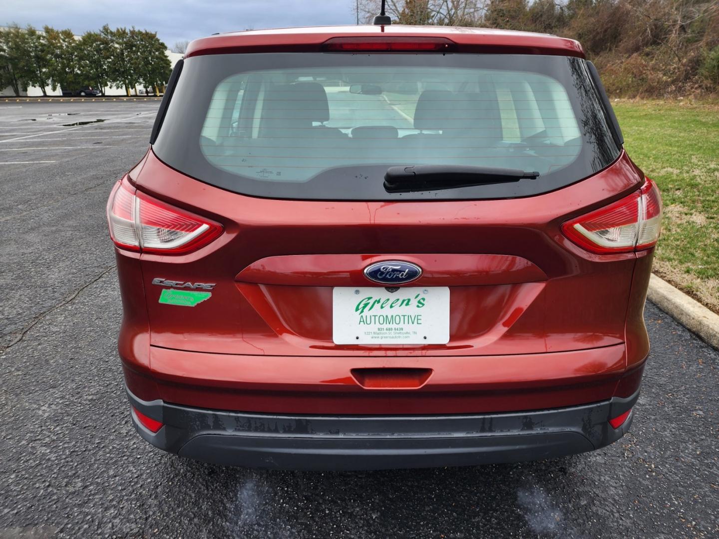 2015 RED /Gray Ford Escape S (1FMCU0F77FU) with an 2.5 4cyl. engine, Automatic transmission, located at 1221 Madison St., Shelbyville, TN, 37160, (931) 680-9439, 0.000000, 0.000000 - Photo#2